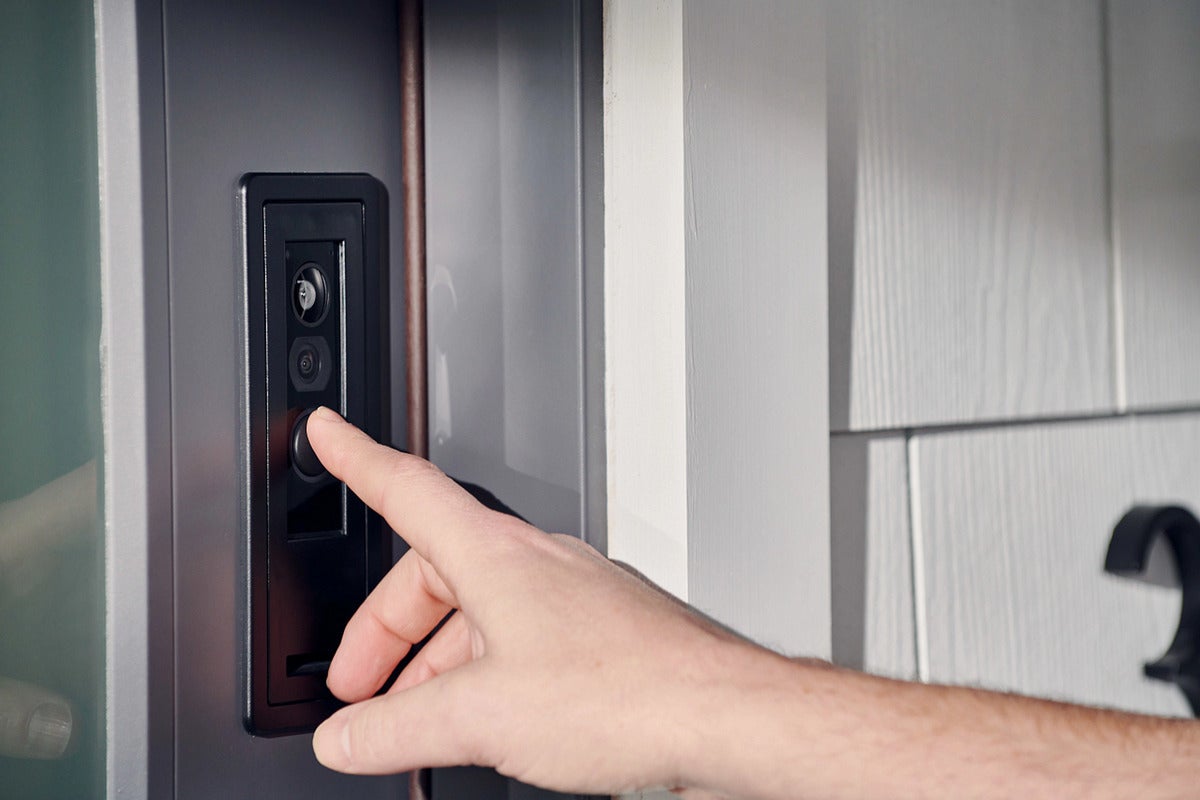 La puerta inteligente M-Pwr de Masonite cuenta con un timbre Ring y un cerrojo inteligente Yale integrado