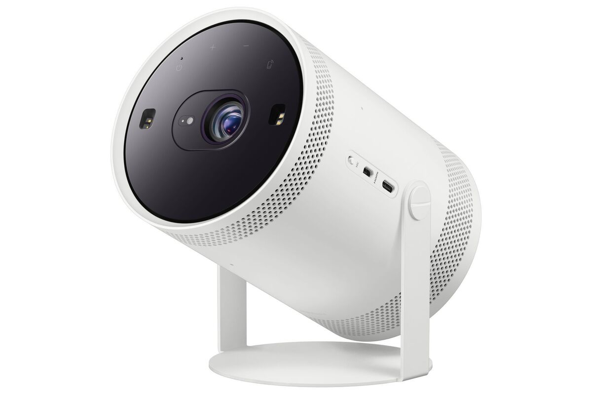 Samsungs winziger Freestyle 1080p-Videoprojektor kann in eine Lampenfassung geschraubt werden