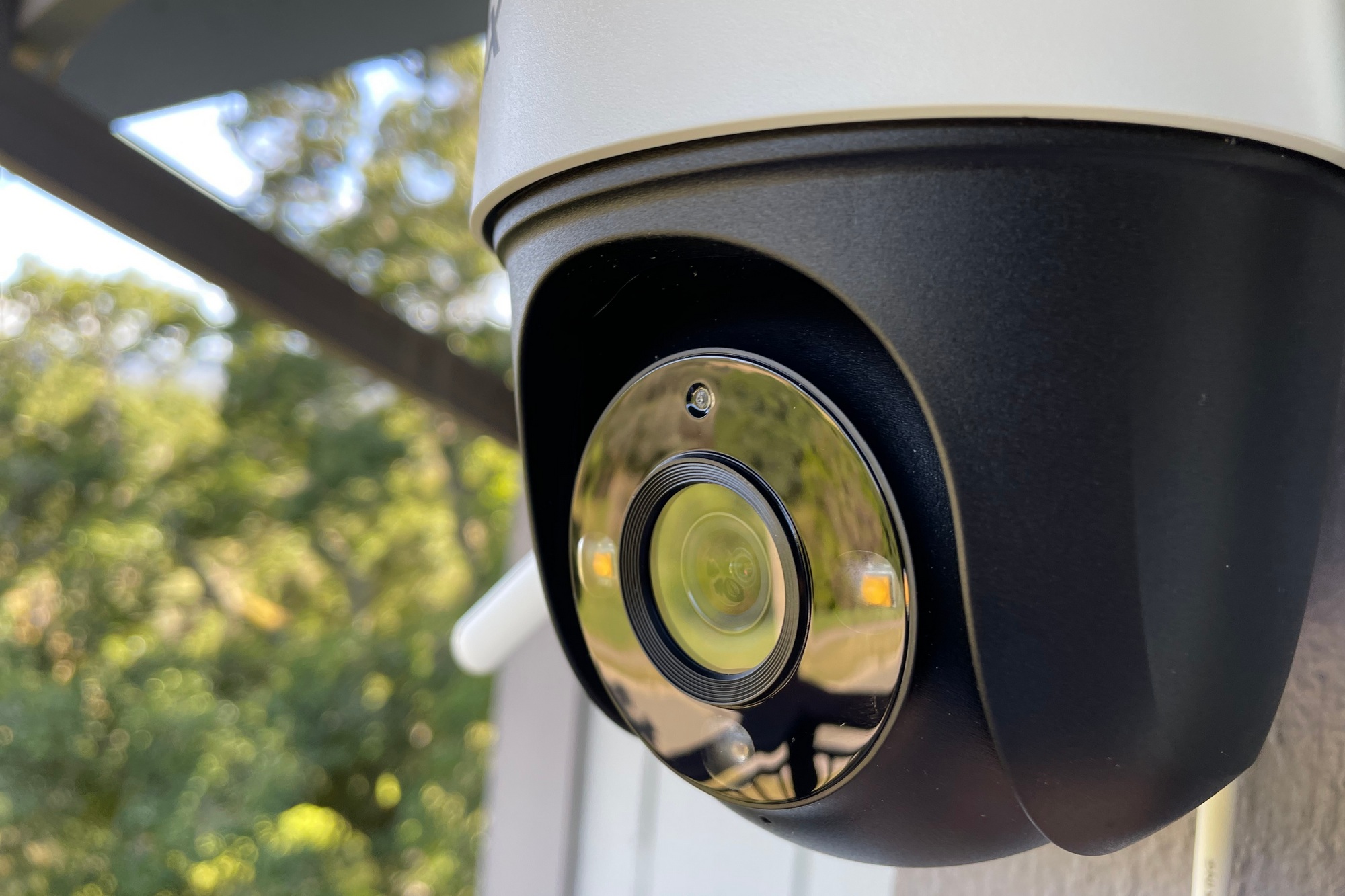 Recensione della telecamera di sicurezza Wi-Fi per esterni Pan-Tilt Lorex 2K: un grosso occhio nel cielo