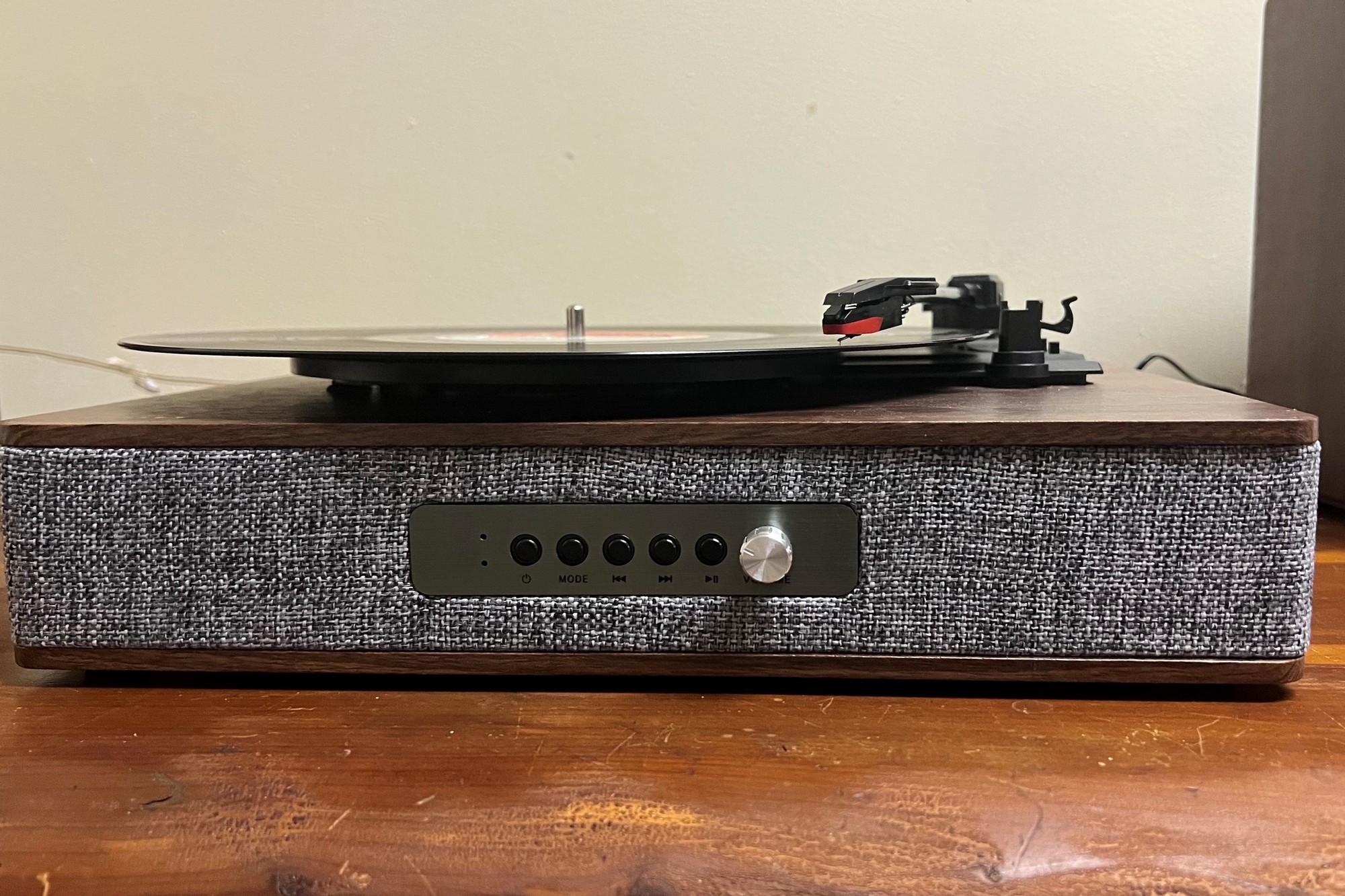 Огляд Crosley Aria Shelf System: проста у використанні, універсальна стереосистема для нових слухачів