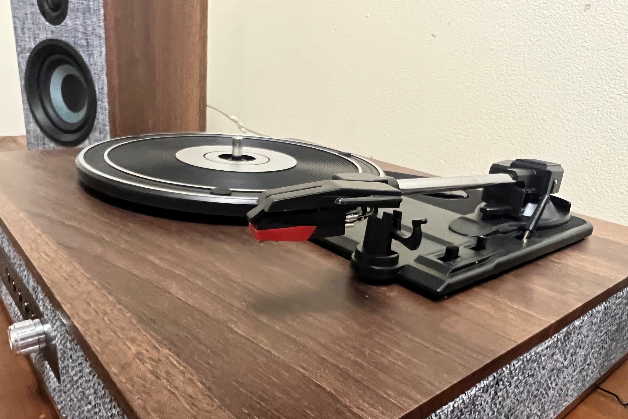 Огляд Crosley Aria Shelf System: проста у використанні, універсальна стереосистема для нових слухачів